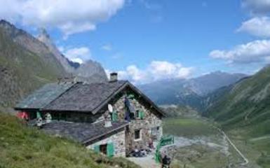 Partecipa con Montagnaterapia ad un'escursione al Rifugio "Elisabetta Soldini Montanaro" in Val Veny Partecipa con Montagnaterapia ad un'escursione al Rifugio "Elisabetta Soldini Montanaro" in Val Veny