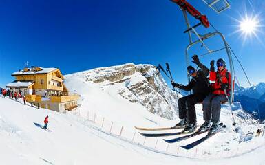 Sciando sulle dolomiti da rifugio a rifugio:Tour Pordoi Sciando sulle dolomiti da rifugio a rifugio:Tour Pordoi