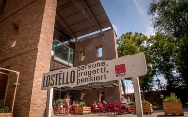 Ape a Lostello nel Parco Cittadella a Parma Ape a Lostello nel Parco Cittadella a Parma
