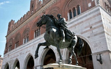 Piacenza, Piazza dei Cavalli fra Guelfi e Ghibellini Piacenza, Piazza dei Cavalli fra Guelfi e Ghibellini