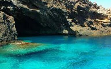 Una giornata ad Ustica, la perla nera del Mediterraneo 