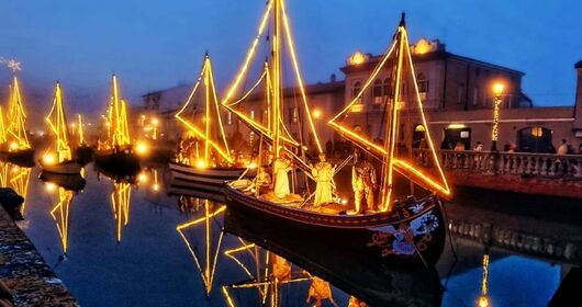 Prodigio e convivio: il presepe sulle acque e la festa degli auguri Prodigio e convivio: il presepe sulle acque e la festa degli auguri
