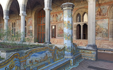 Napoli - Il volto monumentale  tra Chiostri,  Castelli e Residenze Storiche